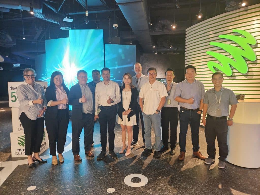 maxis receiving award