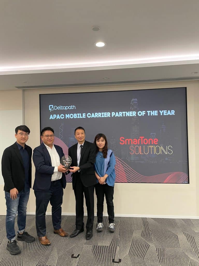 Daniel Leung, Head of Business Markets (Second from the right) and Chris Ip, Assistant General Manager, Marketing (Rightmost) from SmarTone Mobile Communications Limited receiving Mobile Carrier Partner of The Year Award